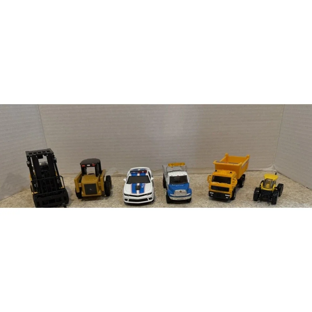 Diecast Toy Vehicle Lot 6 Pieces John Deere New Holland Police Construction